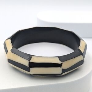 5/25$  Vintage chunky bangle bracelet.